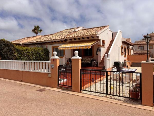 Chalet adosado en Lomas de Cabo Roig, Orihuela photo 1