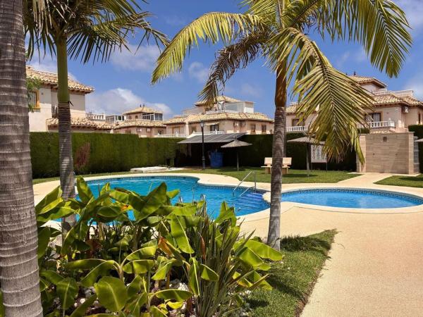 Chalet adosado en Lomas de Cabo Roig, Orihuela photo 2