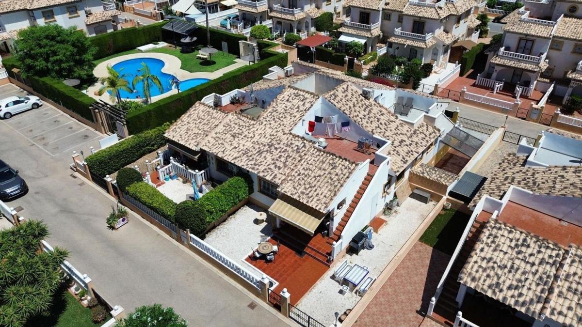 Sprzedaż szeregowego domku w Chalet adosado en Lomas de Cabo Roig, Orihuela , Orihuela photo 3