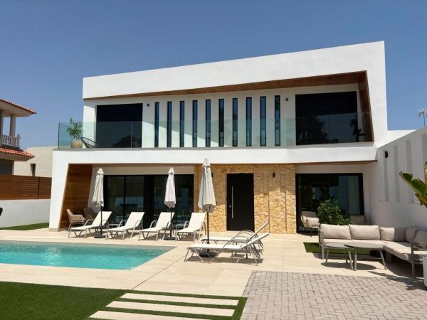 Chalet independiente en venta en Casa o chalet independiente en Calle Veleta, Los Balcones - Los Altos del Edén, Torrevieja, Torrevieja
photo 1