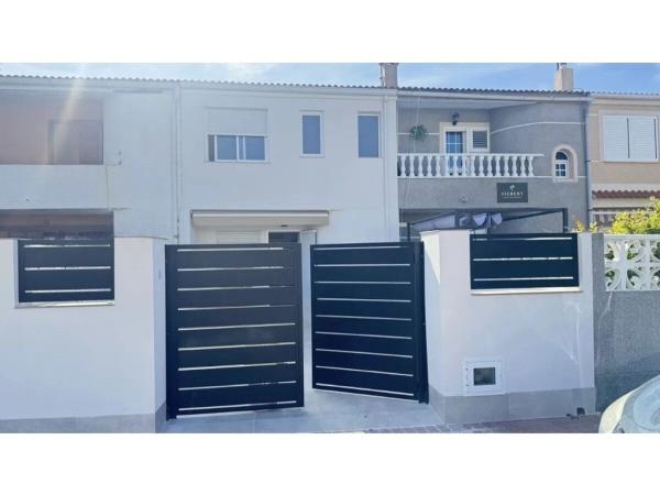 Chalet adosado en Calle Vega Baja del Segura, 1, Playa de los Náufragos, Torrevieja photo 1