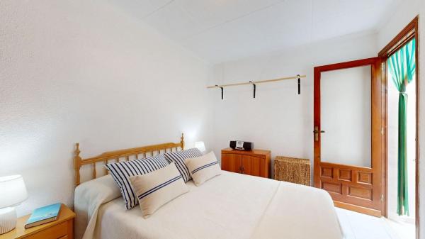 Chalet adosado en Calle Híjar, La Siesta - El Salado - Torreta, Torrevieja thumbnail 2