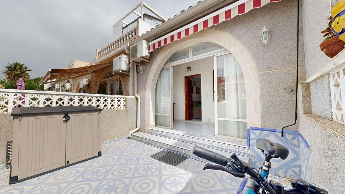Venta de chalet adosado en  Chalet adosado en Calle Híjar, La Siesta - El Salado - Torreta, Torrevieja , Torrevieja photo 4
