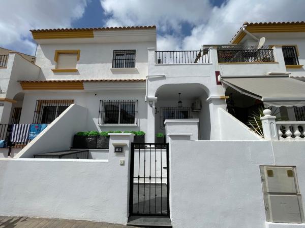 Chalet adosado en Calle Tiberiades, Zona Lago - Los Almendros, Orihuela photo 1