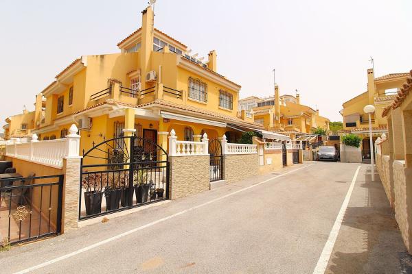 Chalet adosado en Calle Baikal, 8, Zona Lago - Los Almendros, Orihuela photo 1
