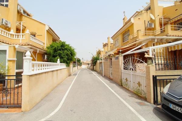 Chalet adosado en Calle Baikal, 8, Zona Lago - Los Almendros, Orihuela photo 3