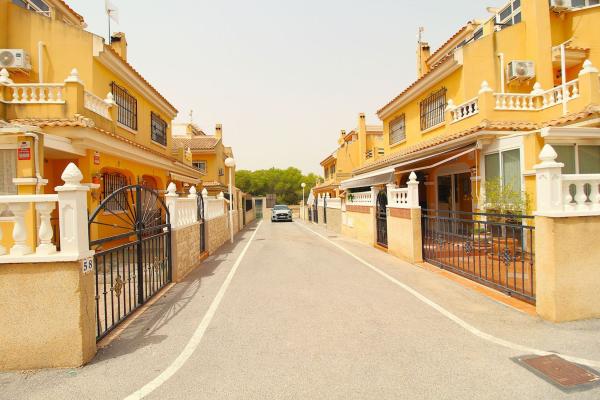 Chalet adosado en Calle Baikal, 8, Zona Lago - Los Almendros, Orihuela photo 4