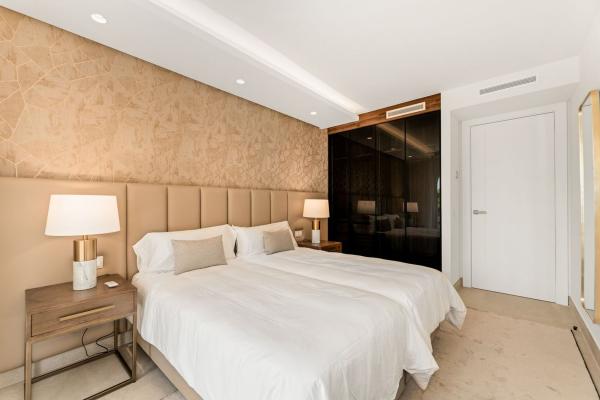 Chalet adosado en Urbanizacion Presidente Beach, 1, El Velerín, Estepona thumbnail 3