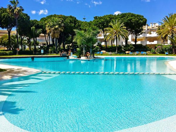 Venta de piso en Piso en Calle del Escudo, Atalaya-Isdabe, Estepona, Estepona
 photo 1