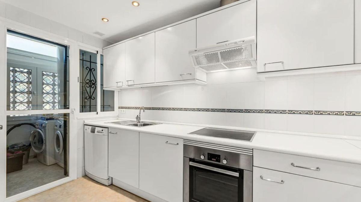 Sale of apartment in Piso en Calle Holanda, Costabella, Marbella, Marbella
photo 5