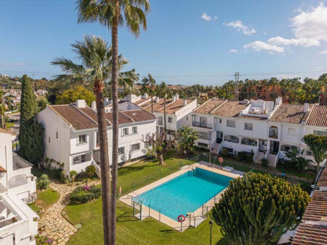 Sprzedaż szeregowego domku w  Chalet adosado en La Pinta, Aloha, Marbella , Marbella photo 4