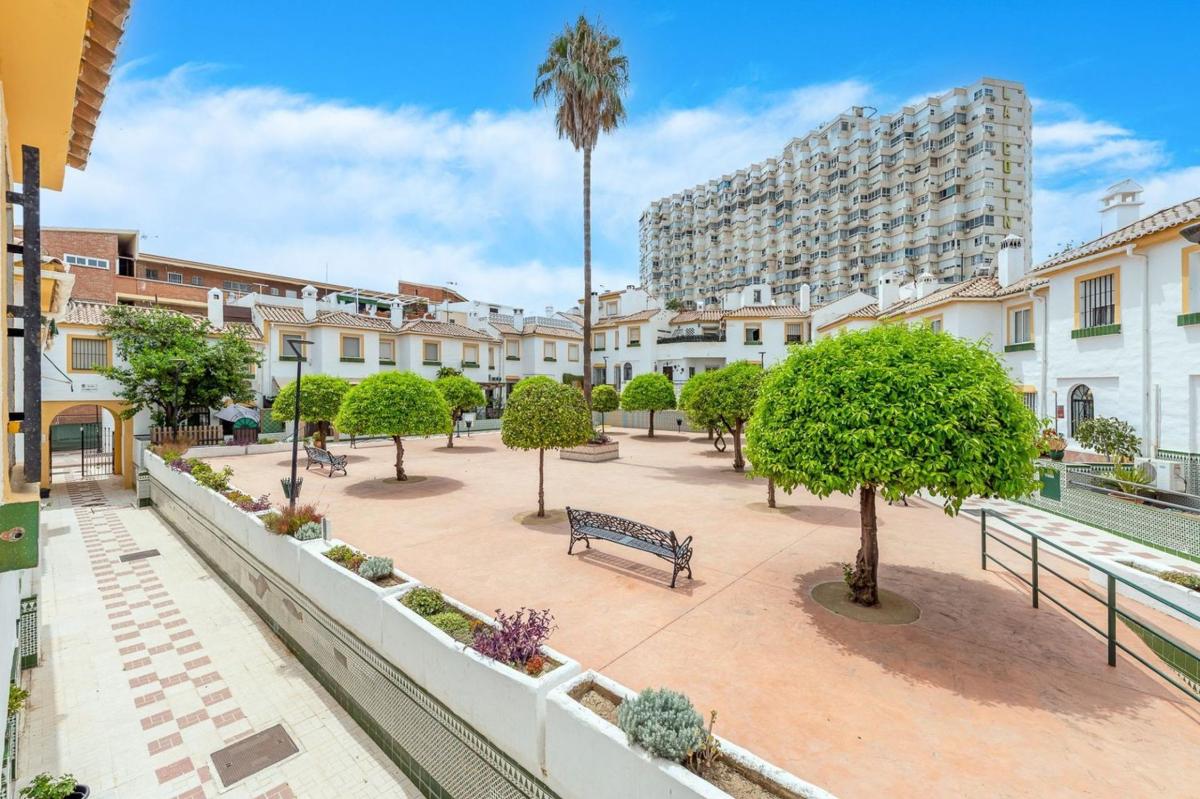 Venta de chalet adosado en Chalet adosado en Plaza Victoria Kent, 10, La Colina, Torremolinos , Torremolinos photo 2