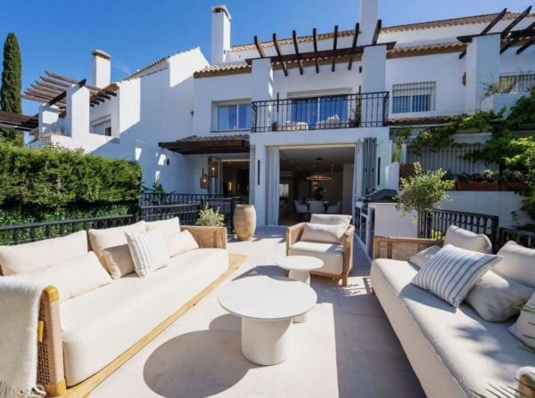 Chalet adosado en Calle Pintor Losada, Lomas de Marbella Club, Marbella photo 1