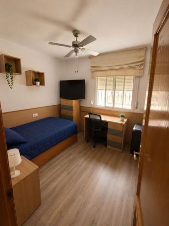 Chalet adosado en Calle Caruso, 21, Polígonos - Recinto Ferial, Málaga thumbnail 3