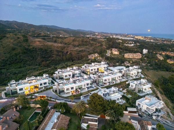 Chalet pareado en Ronda de Nabrisa Oeste, Rio Real, Marbella thumbnail 2