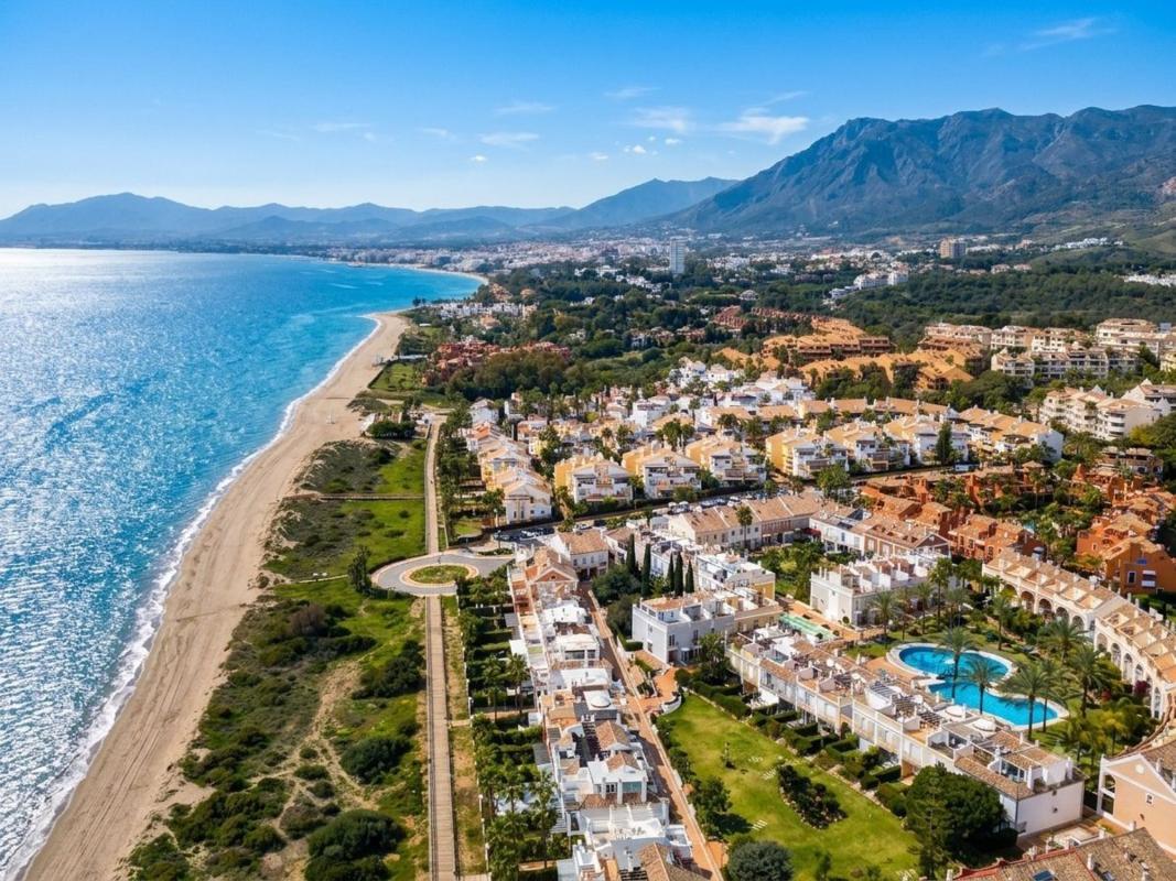Venta de chalet adosado en  Chalet adosado en Alameda de las Brisas, Bahía de Marbella, Marbella , Marbella photo 2