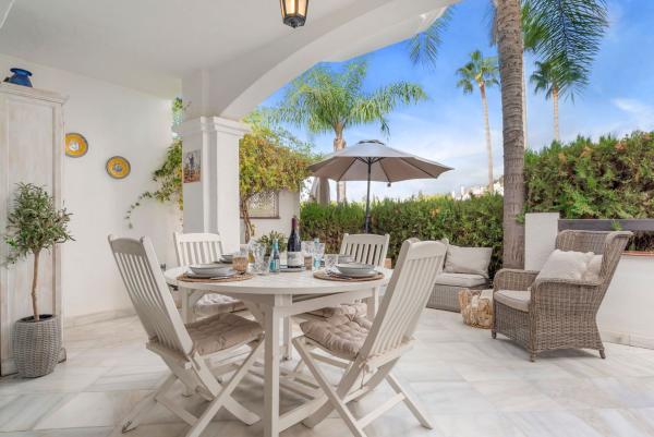Chalet pareado en Cecilia Bohl De Faber, Lomas de Marbella Club, Marbella thumbnail 2