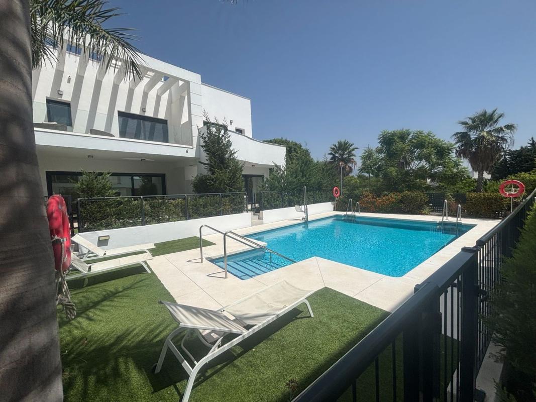 Продажа отдельного шале в  Chalet pareado en Calle Yerbabuena, 94 a, Bel-Air, Estepona, Эстепона photo 4