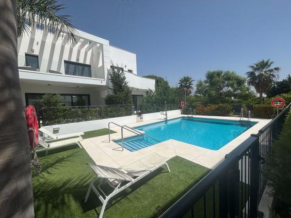 Chalet pareado en Calle Yerbabuena, 94 a, Bel-Air, Estepona photo 4