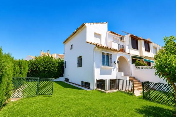 Chalet adosado en Calle Nueva Atalaya, Nueva Atalaya, Estepona photo 1