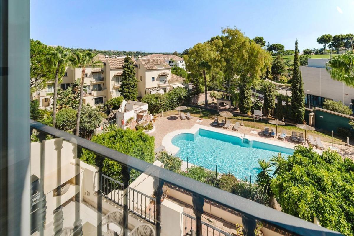 Sprzedaż niezależnego domku jednorodzinnego w Chalet pareado en Urbanización Los Pinos de Aloha, Aloha, Marbella, Marbella photo 2