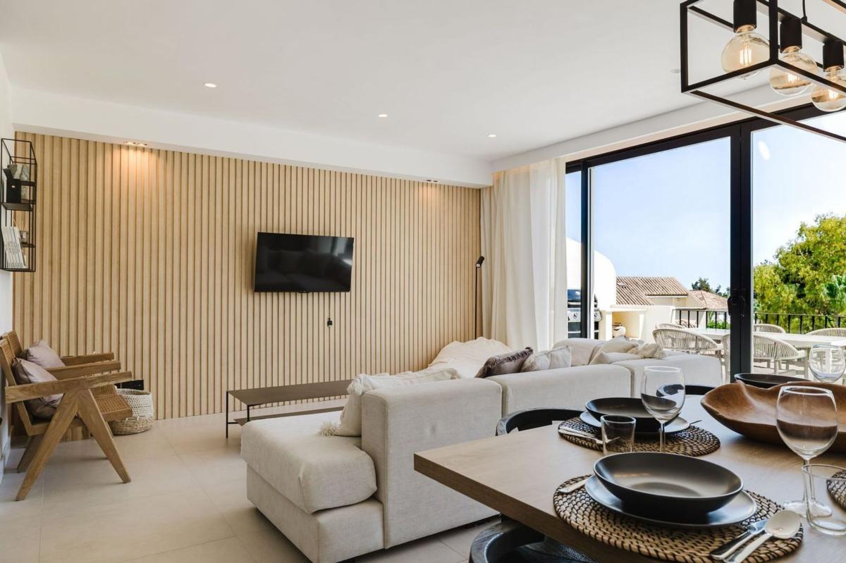 Sprzedaż niezależnego domku jednorodzinnego w Chalet pareado en Urbanización Los Pinos de Aloha, Aloha, Marbella, Marbella photo 3