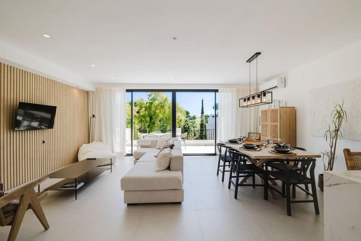 Sprzedaż niezależnego domku jednorodzinnego w Chalet pareado en Urbanización Los Pinos de Aloha, Aloha, Marbella, Marbella photo 4