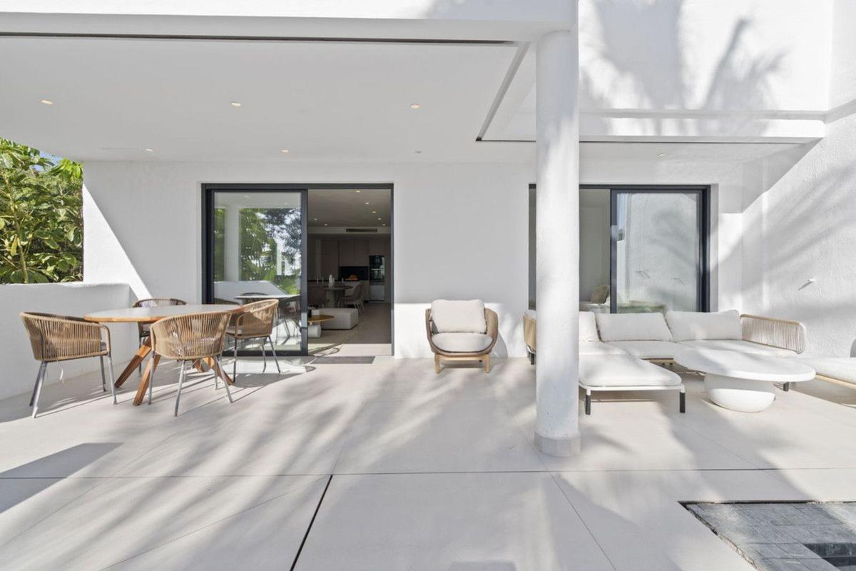 Venta de chalet adosado en Chalet adosado en Urbanizacion Benamara, Paraiso-Barronal, Estepona , Estepona photo 4
