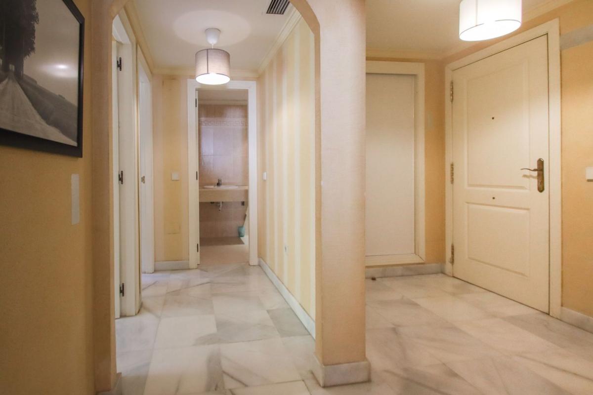 Продажа квартиры на Piso en Urbanizacion Pinos De Nagueles, La Carolina-Guadalpín, Marbella, Марбелла
photo 2