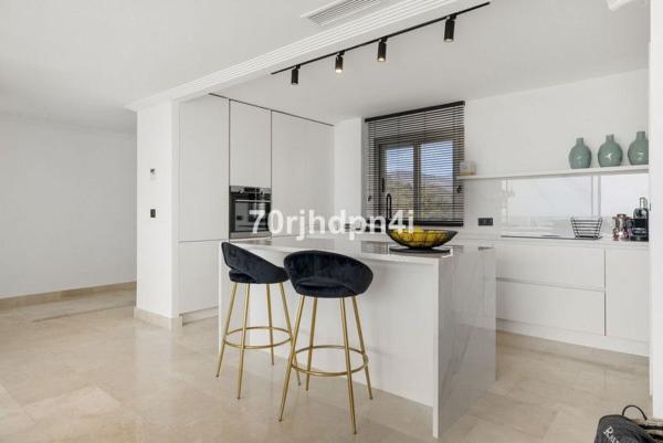 Penthouse for sale at Ático en Avenida de la Resina, 107, La Concha-Resina Golf, Estepona, Estepona photo 1