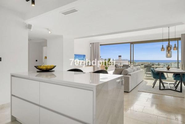 Penthouse for sale at  Ático en Avenida de la Resina, 107, La Concha-Resina Golf, Estepona, Estepona photo 4
