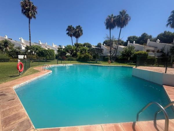 Chalet adosado en Calle Aloe, Bel-Air, Estepona photo 1