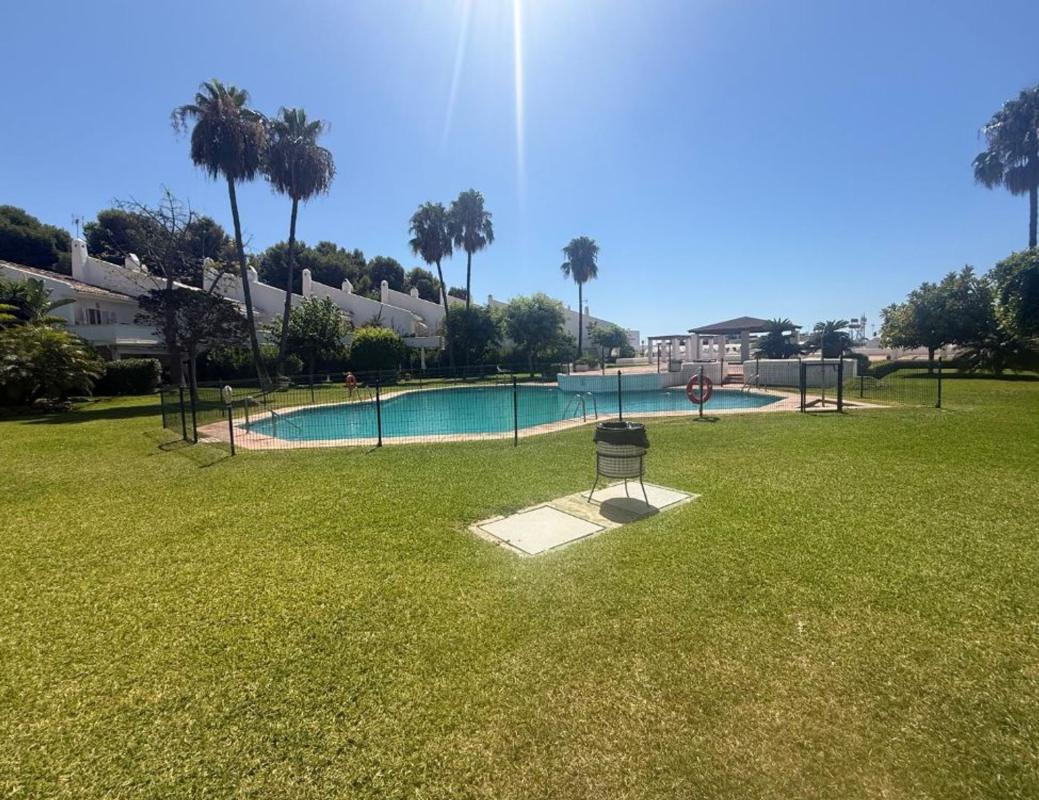 Sprzedaż szeregowego domku w Chalet adosado en Calle Aloe, Bel-Air, Estepona , Estepona photo 2