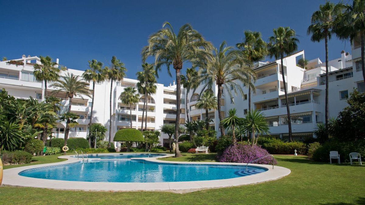 Venta de piso en Piso en Avenida Pernet, 26, Nueva Atalaya, Estepona, Estepona
photo 1