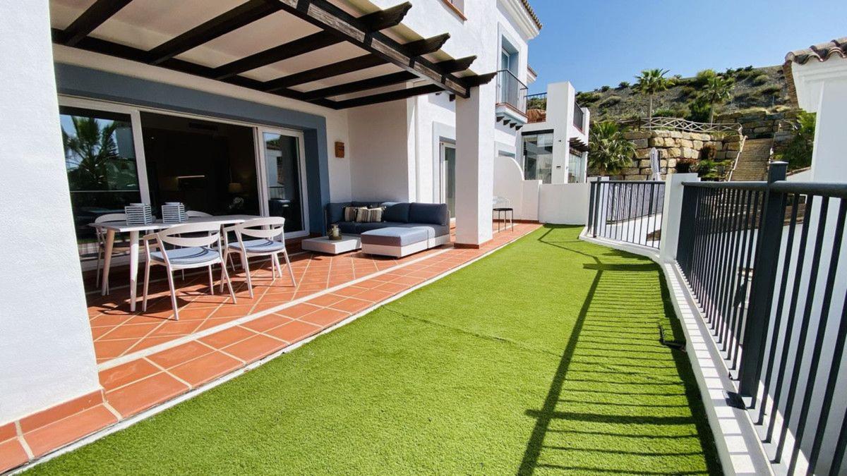 Venta de piso en Piso en Calle Algarrobo, 1, El Paraíso, Benahavís, Benahavís
photo 2