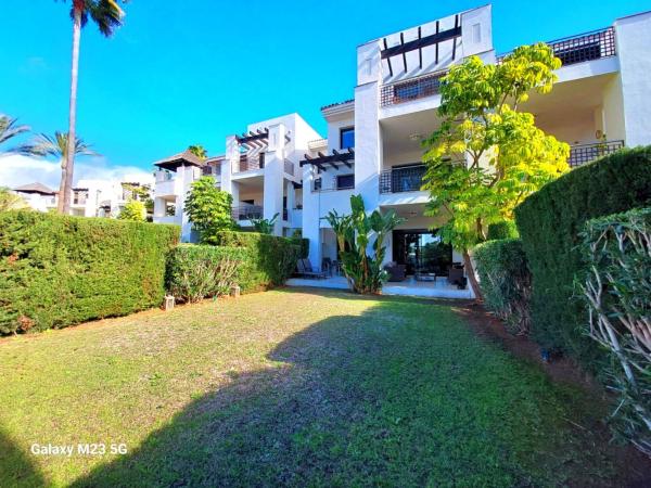 Venta de piso en Piso en Calle Pomelo, El Paraíso, Benahavís, Benahavís
photo 1