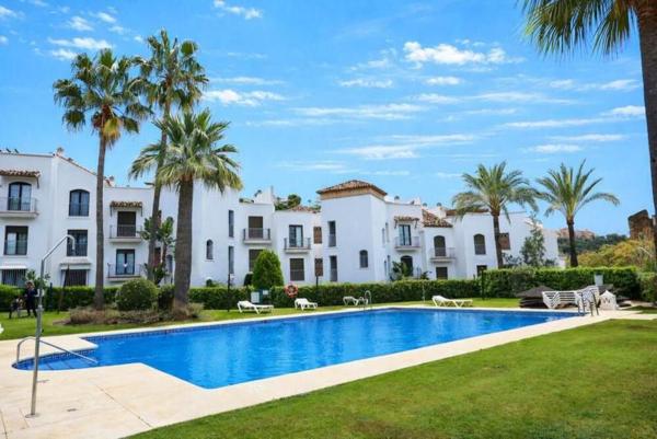Venta de piso en Piso en Urbanizacion Torre Esteril, Los Arqueros-Puerto del Almendro, Benahavís, Benahavís
photo 1