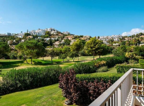 Venta de piso en Piso en Urbanizacion Torre Esteril, Los Arqueros-Puerto del Almendro, Benahavís, Benahavís
thumbnail 2