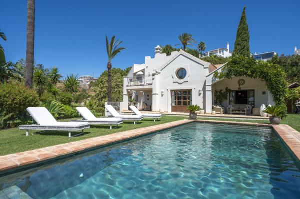 Casa o chalet independiente en Avenida de la Resina, La Concha-Resina Golf, Estepona photo 1