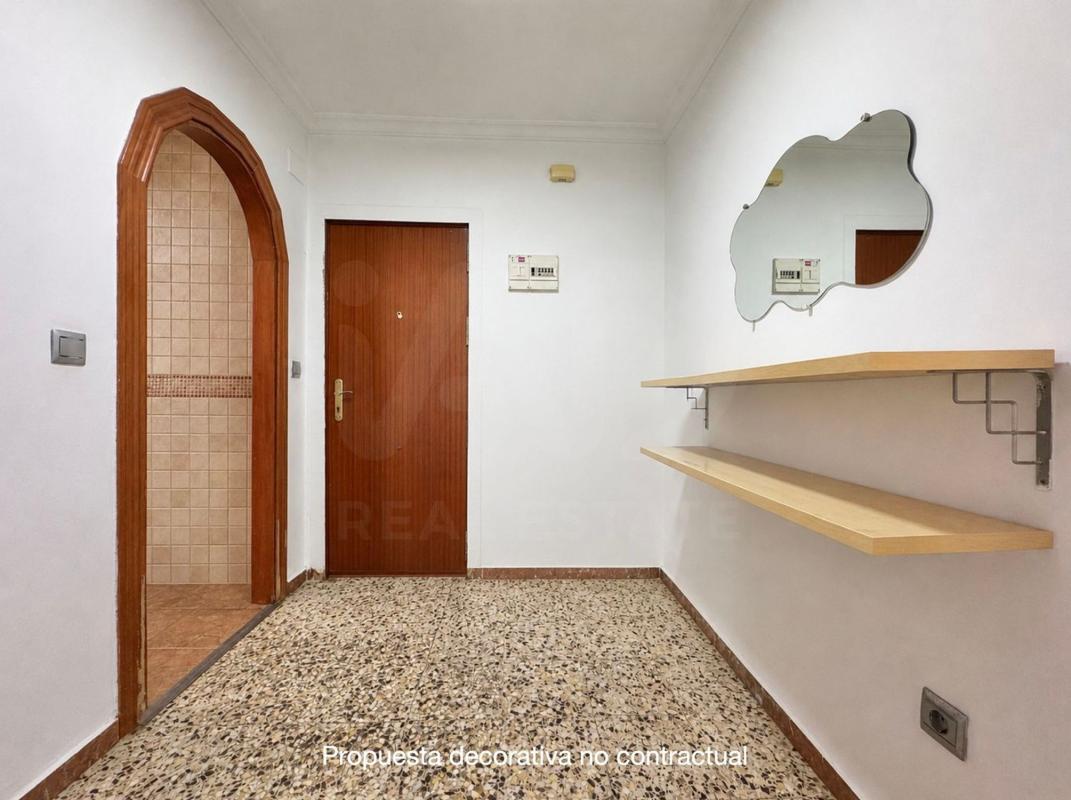 Venta de piso en Piso en Plaza de Bailén, 5, Los Castillejos - La Trinidad, Málaga, Málaga
photo 2