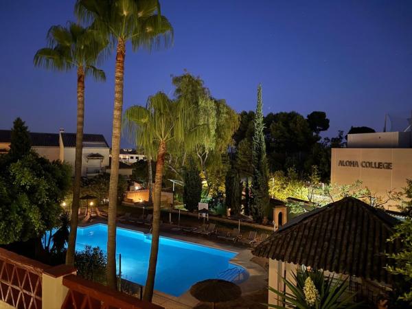 Chalet pareado en Urbanización Los Pinos de Aloha, Aloha, Marbella thumbnail 2