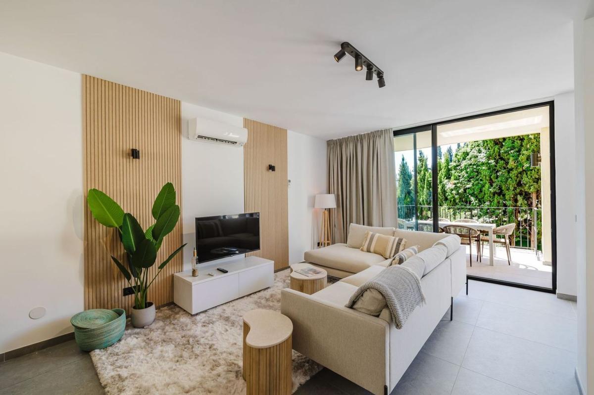 Sprzedaż niezależnego domku jednorodzinnego w  Chalet pareado en Urbanización Los Pinos de Aloha, Aloha, Marbella, Marbella photo 4