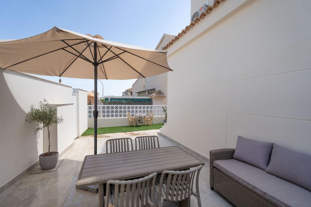 Venta de chalet adosado en Chalet adosado en Calle Aquiles, Torreblanca, Torrevieja , Torrevieja photo 3
