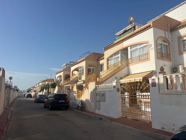 Chalet pareado en Calle Río Tajo s/n, La Siesta - El Salado - Torreta, Torrevieja photo 4