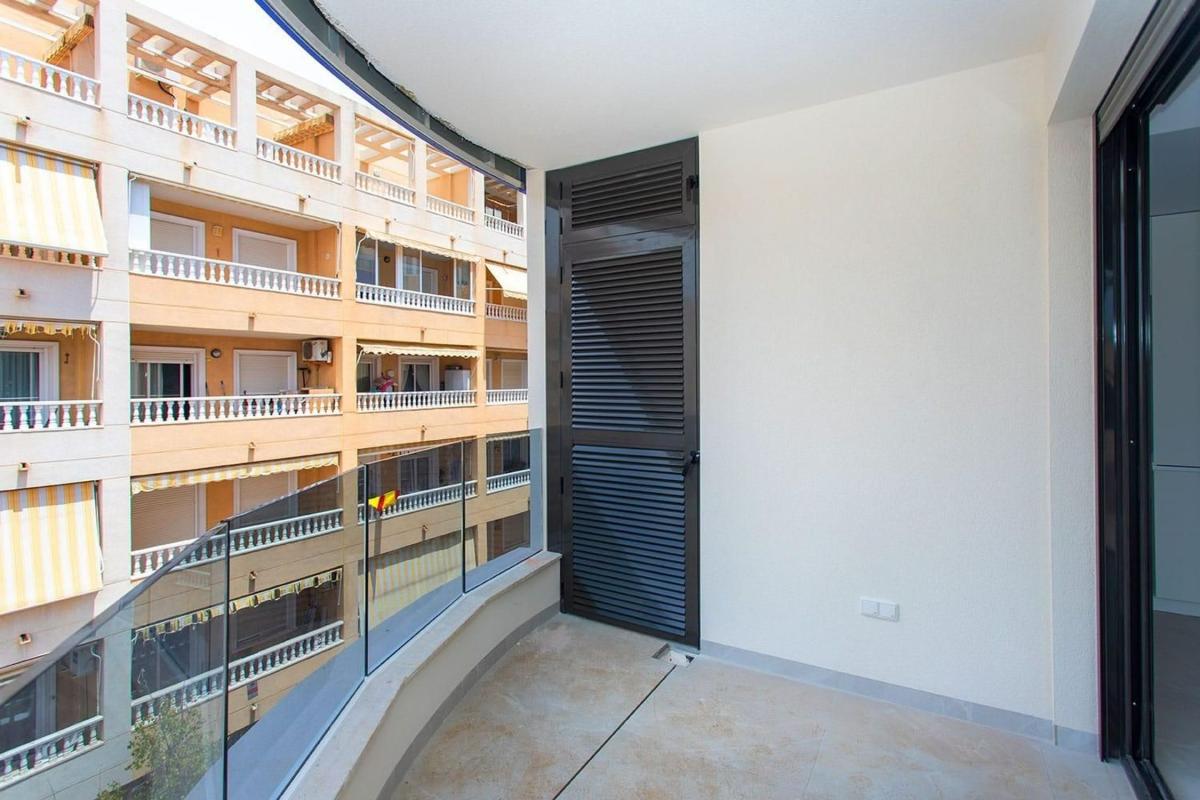 Продажа квартиры на Piso en Calle Ramón Gallud, 164, Las Piscinas Naturales, Torrevieja, Торревьеха
photo 1
