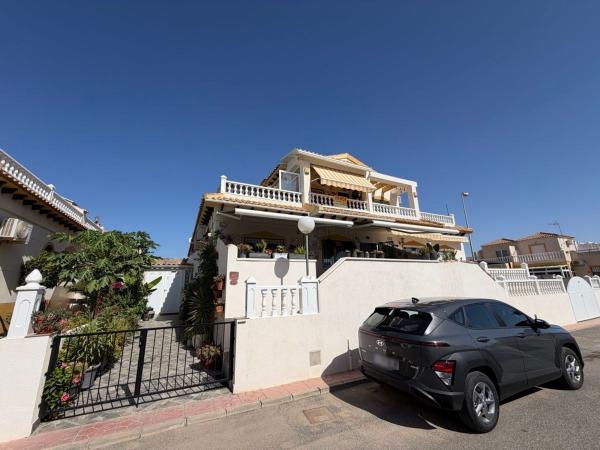 Chalet adosado en Calle Moncayo, Los Balcones - Los Altos del Edén, Torrevieja photo 1