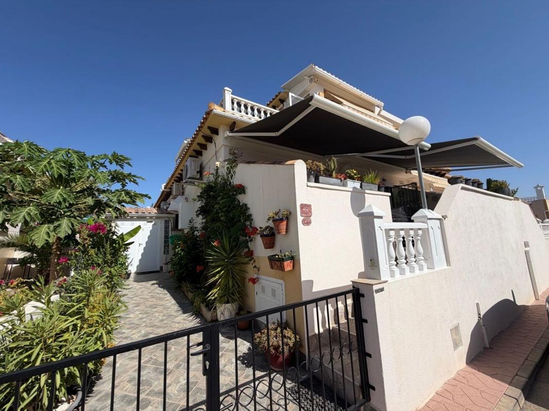 Sprzedaż szeregowego domku w Chalet adosado en Calle Moncayo, Los Balcones - Los Altos del Edén, Torrevieja , Torrevieja photo 2