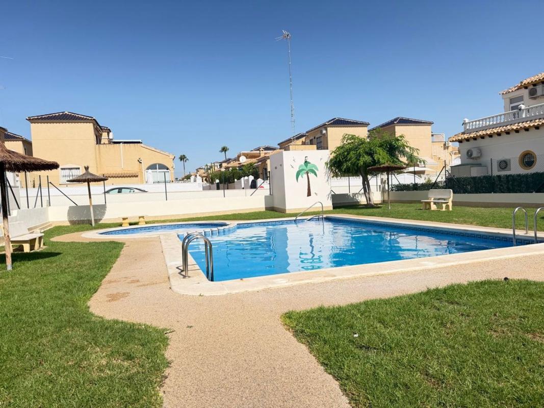 Sprzedaż szeregowego domku w Chalet adosado en Calle Moncayo, Los Balcones - Los Altos del Edén, Torrevieja , Torrevieja photo 3