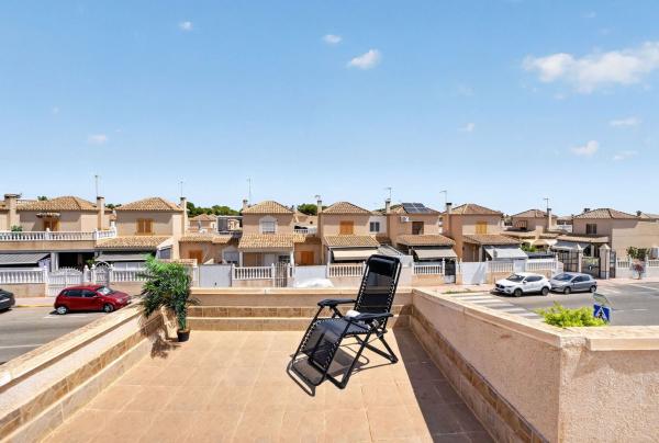 Chalet pareado en Calle la Sagra, 1, Los Balcones - Los Altos del Edén, Torrevieja thumbnail 2