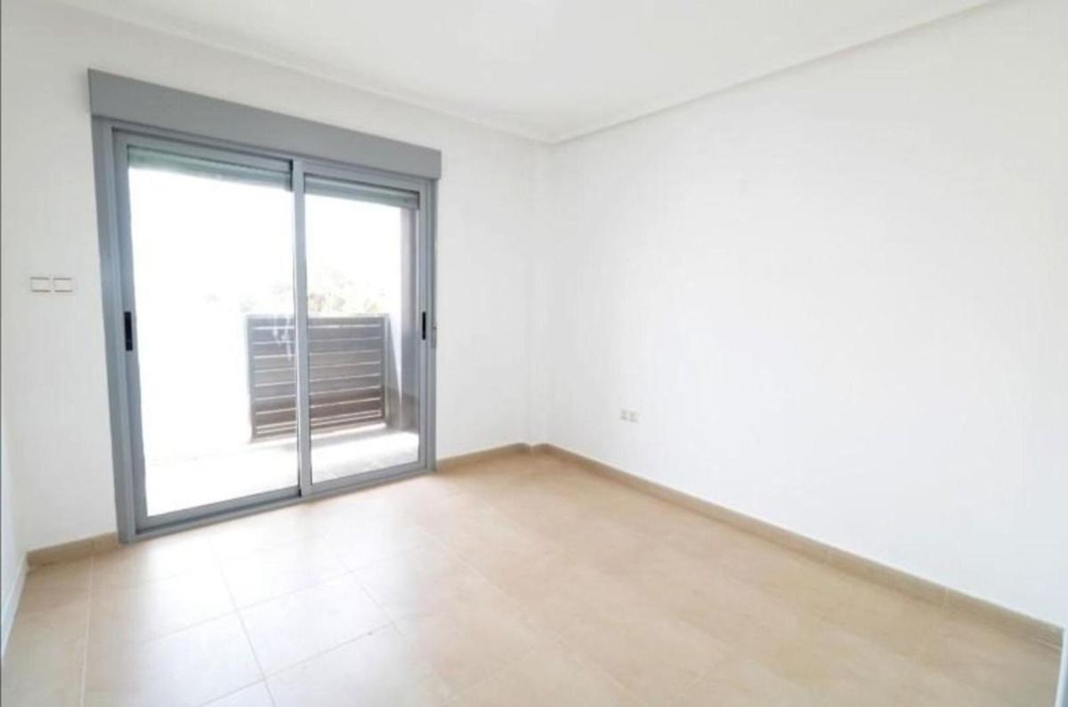 Продажа квартиры на Piso en Calle Campoamor, Puerto Deportivo, Torrevieja, Торревьеха
photo 1